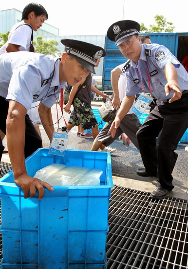 Policeman braves heatwave to secure Expo