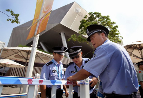 Policeman braves heatwave to secure Expo