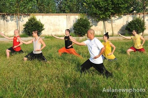 Overseas university students learn Shaolin kung fu at a kung fu school on Songshan Mountain of Central China's Henan province on August 4, 2010. 
