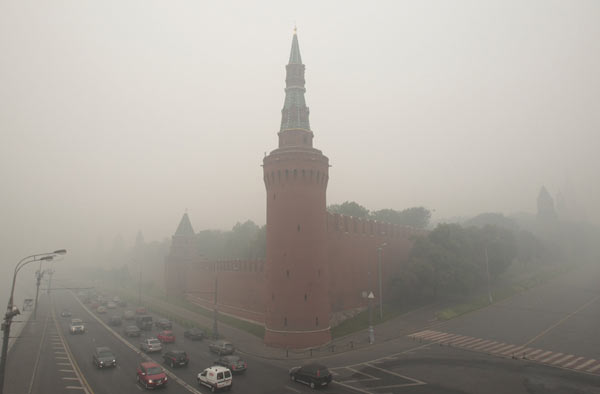 The Kremlin wall is seen through heavy smog, caused by peat fires in nearby forests, in Moscow, August 6, 2010.[Xinhua]