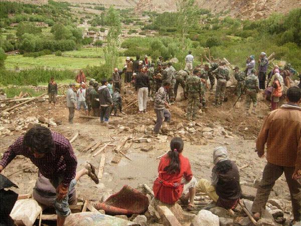 Army soldiers and volunteers clear up the damaged houses in the Indian-controlled Kashmir, on August 6, 2010. [Xinhua]