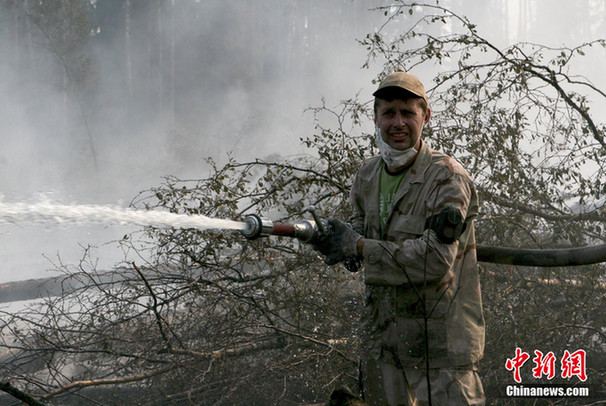 A firefighter is fighting with rampant wildfires in the central Russia, on Aug 5, 2010. [Chinanews]