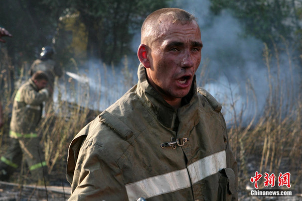 A firefighter is fighting with rampant wildfires in the central Russia, on Aug 5, 2010. [Chinanews]