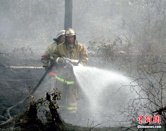 Two firefighters are fighting with rampant wildfires in the central Russia, on Aug 5, 2010. [Chinanews] 