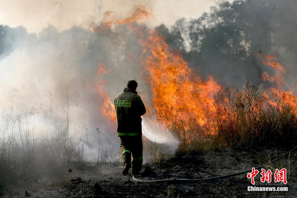 A firefighter is fighting with rampant wildfires in the central Russia, on Aug 5, 2010. [Chinanews] 