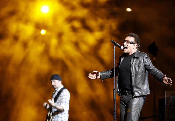 Lead singer Bono (R) of Irish rock band U2 performs a concert at the Olympic stadium in Turin, northern Italy August 6, 2010. U2 singer Bono is ready to rock after back surgery sidelined him for two months, and forced the band to postpone its North American tour by a year to May 2011. The Irish rockers began the second European leg of their &apos;360 Degree&apos; world tour on Friday in Italy. [Xinhua]