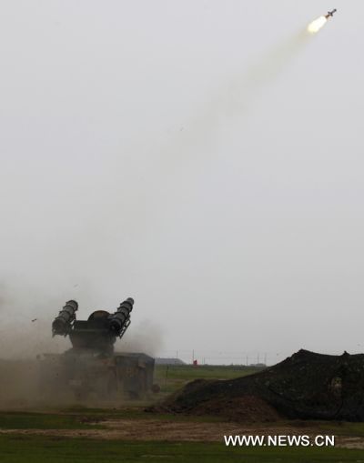 Photo taken on Aug. 7, 2010 shows an antiaircraft missile being fired in the military exercise coded 'Vanguard-2010' in east China's Shandong Province. The five-day long air defense military exercise, the largest-scaled of its kind with over 12 thousand troops mobilized, comes to an end on Saturday. [Ji Liangyan/Xinhua]