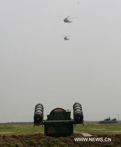 Photo taken on Aug. 7, 2010 shows a scene in the military exercise coded 'Vanguard-2010' in east China's Shandong Province. The five-day long air defense military exercise, the largest-scaled of its kind with over 12 thousand troops mobilized, comes to an end on Saturday. [Ji Liangyan/Xinhua]