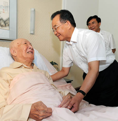 Chinese Premier Wen Jiabao (C) visits nuclear physicist Zhu Guangya (L) in Beijing, capital of China, Aug. 7, 2010. 