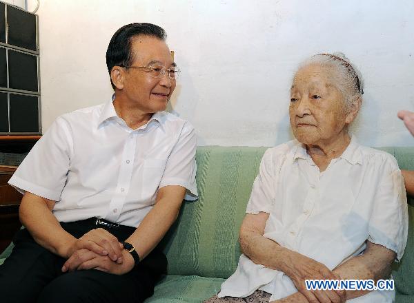 Chinese Premier Wen Jiabao (L) visits nuclear physicist He Zehui in Beijing, capital of China, Aug. 7, 2010. [Rao Aimin/Xinhua]