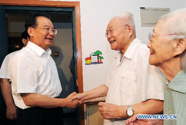 Chinese Premier Wen Jiabao (L) visits mathematician Wu Wenjun (C) in Beijing, capital of China, Aug. 7, 2010. [Rao Aimin/Xinhua]