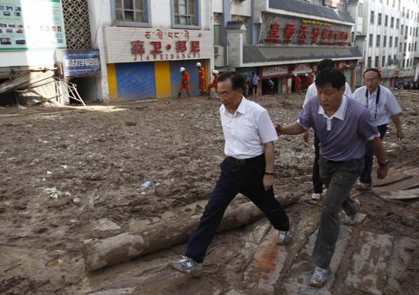 Chinese Premier Wen Jiabao inspects the landslide-hit region in Zhouqu County, Gannan Tibetan Autonomous Prefecture in northwest China&apos;s Gansu Province, Aug. 8, 2010.[Xinhua] 