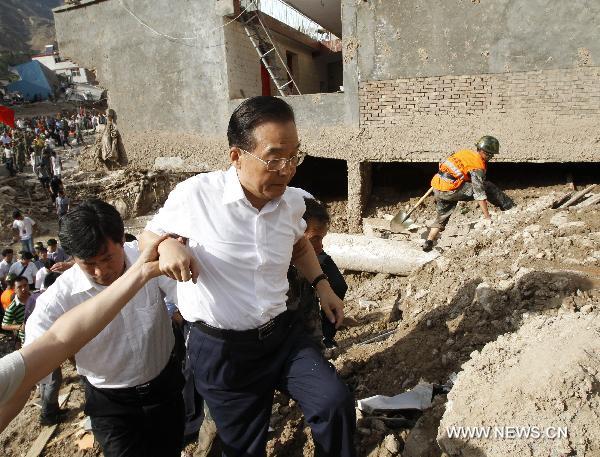 Chinese Premier Wen Jiabao inspects the landslide-hit region in Zhouqu County, Gannan Tibetan Autonomous Prefecture in northwest China&apos;s Gansu Province, Aug. 8, 2010.[Xinhua]