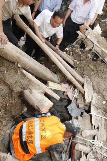 Chinese Premier Wen Jiabao inspects the landslide-hit region in Zhouqu County, Gannan Tibetan Autonomous Prefecture in northwest China&apos;s Gansu Province, Aug. 8, 2010.[Xinhua]