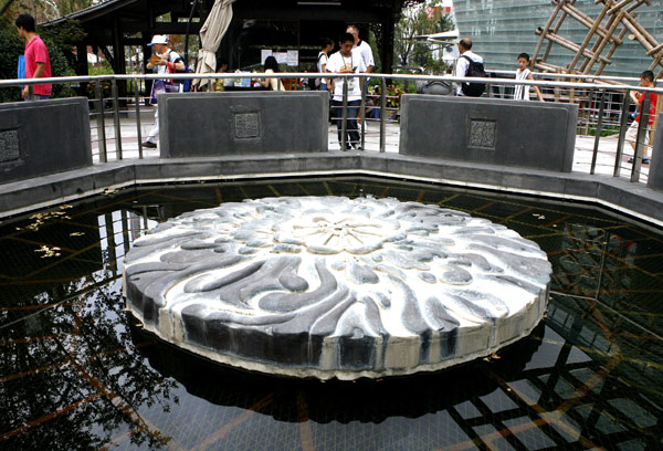 The pond at the entrance to the fish-like Chengdu Case Pavilion saves rainwater and sewage from nearby pavilions. Water flows into the scale-like artificial wetland after six to eight hours&apos; sedimentation. [Xinhua]