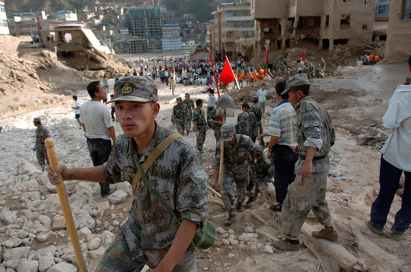 Rescue workers search for survivors in the debris after a landslide in Zhouqu county, Gannan Tibetan autonomous prefecture in Northwest China&apos;s Gansu province, Aug 8, 2010. [Xinhua]