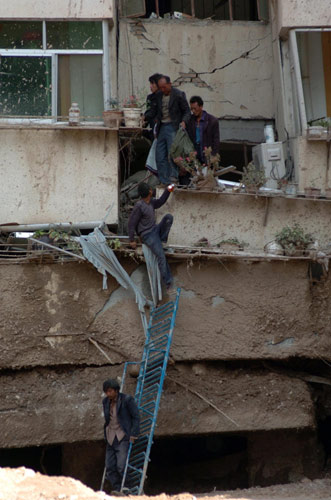 Local people are evacuated using an iron ladder after a landslide hit Zhouqu county, Gannan Tibetan autonomous prefecture in Northwest China&apos;s Gansu province, Aug 8, 2010. [Xinhua]