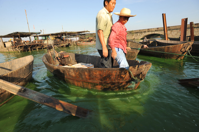 Environmental authorities in east China&apos;s Anhui Province warned of the danger of a blue algae outbreak in Chaohu Lake, the country&apos;s fifth largest fresh water lake on August 6, 2010. About 20 square kilometers of blue algae has formed on the northwestern and southeastern parts of the lake. [Xinhua]