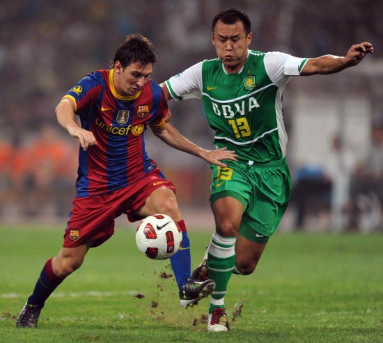 The photo taken on on Aug. 8, 2010 shows Argentine star Lionel Messi (L) of Barcelona F.C team in a match at the national stadium, also known as 'Birds' Nest', in Beijing, capital of China. [Photo: Xinhua]