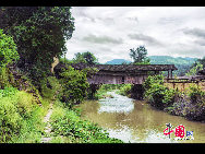 Bridges are not just for crossing rivers in Pingnan, they are icons of the little-known county in northeast Fujian province. Pingnan was once home to more than 100 of these distinctive wooden bridges that were recognized by UNESCO as an intangible cultural heritage. [Photo by Zhou Yunjie] 