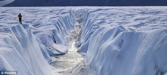 The Petermann glacier on Greeland&apos;s northwest coast. The photo was taken in 2009. A University of Delaware researcher reported Friday that an &apos;ice island&apos; four times the size of Manhattan calved off from Greenland&apos;s Petermann Glacier. The last time the Arctic lost such a large chunk of ice was in 1962. [gb.cri.cn] 