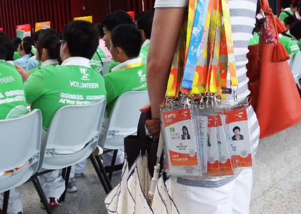 Volunteers attend handing over ceremony at the Shanghai Expo Park