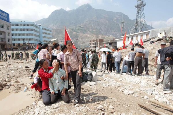 Women mourn their missing relatives in the landslide-hit Zhouqu County of Gannan Tibetan Autonomous Prefecture, Gansu Province August 9, 2010. [Xinhua]
