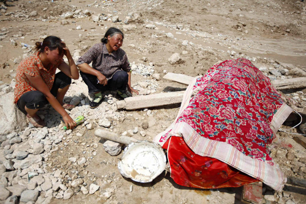 Residents mourn their missing relatives in the landslide-hit Zhouqu County of Gannan Tibetan Autonomous Prefecture, Gansu Province August 9, 2010. [China Daily/Agencies] 