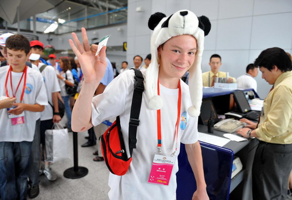 A Russian boy passes through a boarding gate at the Beijing Capital International Airport on August 9, 2010. [Xinhua]