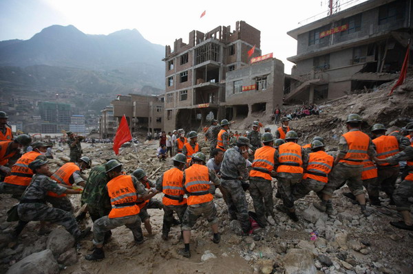 Soldiers carry out rescue efforts in mudslide-hit Zhouqu county, Northwest China&apos;s Gansu province, Aug 9, 2010. [Xinhua] 