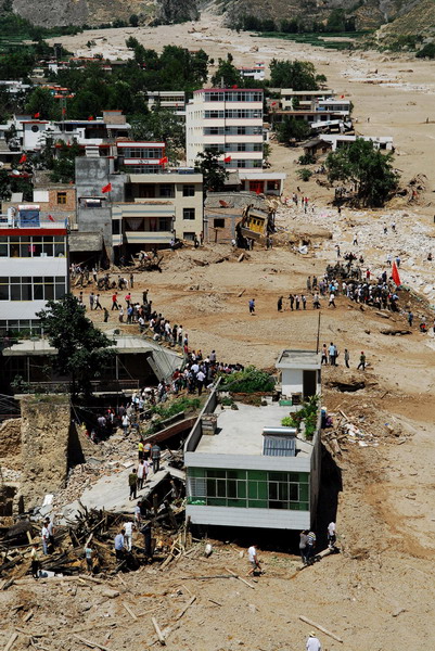 Soldiers carry out rescue efforts in mudslide-hit Zhouqu county, Northwest China&apos;s Gansu province, Aug 9, 2010. [Xinhua]