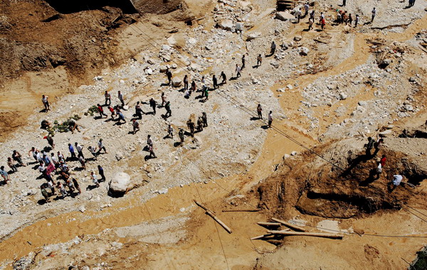 Soldiers carry out rescue efforts in mudslide-hit Zhouqu county, Northwest China&apos;s Gansu province, Aug 9, 2010. [Xinhua]