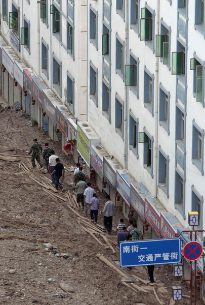 Rescue workers search for survivors in mudslide-hit Zhouqu county, Northwest China&apos;s Gansu province, Aug 9, 2010. [Xinhua]