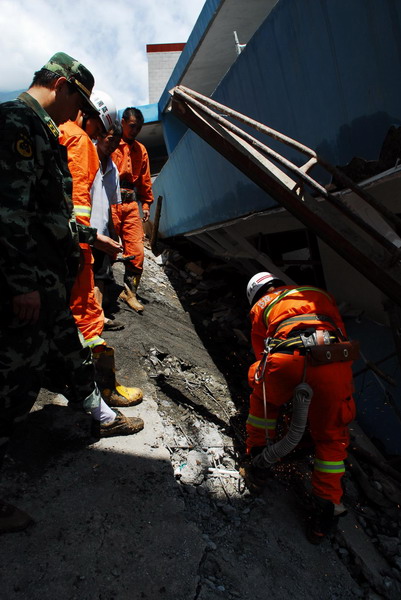 Rescue workers find a survivor under the rubble in mudslide-hit Zhouqu county, Northwest China&apos;s Gansu province, Aug 9, 2010. [Xinhua]