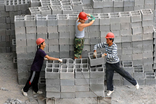 Students carry air bricks at North University of Nationalities in Yinchuan, Northwest China&apos;s Ningxia Hui autonomous region, Aug 9, 2010. [Xinhua]