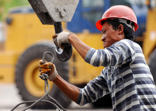  A student works at the construction site at North University of Nationalities in Yinchuan, Northwest China&apos;s Ningxia Hui autonomous region, Aug 9, 2010. [Xinhua]