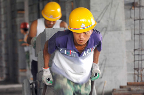 Students wheel air bricks at North University of Nationalities in Yinchuan, Northwest China&apos;s Ningxia Hui autonomous region, Aug 9, 2010. [Xinhua]