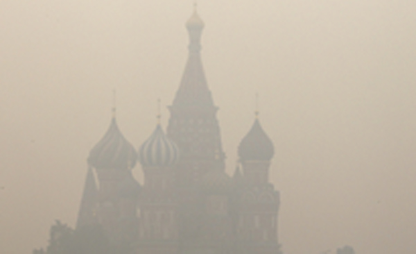 Lone tourists walk along Red Square in heavy smog, caused by peat fires in nearby forests, in central Moscow August 9, 2010. [Xinhua]