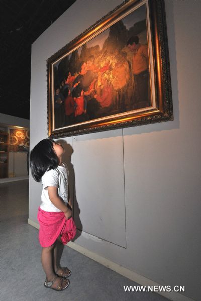 A girl looks at a photo in the former residence of Soong Ching-ling in Beijing, capital of China.[Xinhua/He Junchang]