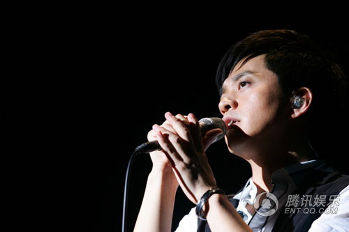 Li Jian performs in his Guangzhou concert on August 7, 2010. One of his biggest fans, actress Yao Chen took a break from the set of her new film to attend the show.
