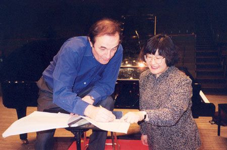 Chen Yi in rehearsal with Swiss conductor Charles Dutoit. [Global Times]