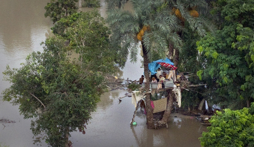 Pakistan navy travels far to reach flood victims