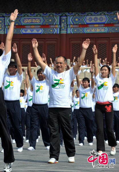 Over 300 people do radio gymnastic exercises at Tai temple square on August 10, 2010 in Beijing, China. Starting Monday, the municipality began broadcasting daily radio music to gymnastic exercises at 10 am and 3 pm, in a fitness campaign for all. [CFP]