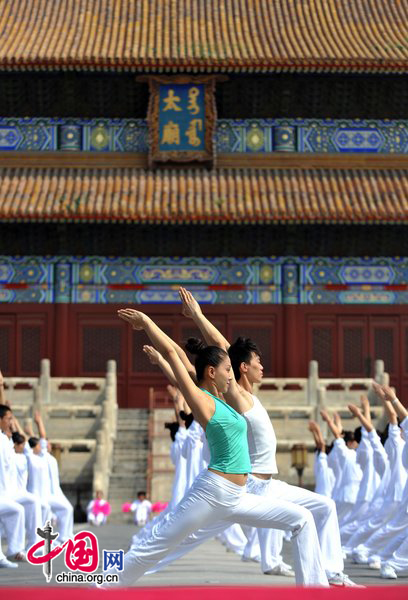 Over 300 people do radio gymnastic exercises at Tai temple square on August 10, 2010 in Beijing, China. Starting Monday, the municipality began broadcasting daily radio music to gymnastic exercises at 10 am and 3 pm, in a fitness campaign for all. [CFP]