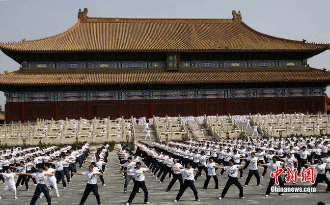 Over 300 people do radio gymnastic exercises at Tai temple square on August 10, 2010 in Beijing, China. Starting Monday, the municipality began broadcasting daily radio music to gymnastic exercises at 10 am and 3 pm, in a fitness campaign for all. [Chinanews.com]