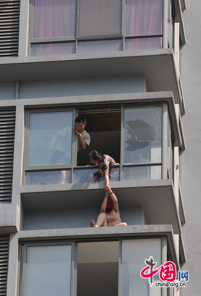 A woman jumps from her 11-floor-height home at a resident area on August 9, 2010 in Hefei, Anhui province of China. The woman have some mental problem and had been sent to hospital treatment by rescuer. [CFP]