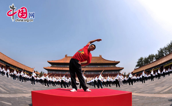 Over 300 people do radio gymnastic exercises at Tai temple square on August 10, 2010 in Beijing, China. Starting Monday, the municipality began broadcasting daily radio music to gymnastic exercises at 10 am and 3 pm, in a fitness campaign for all. [CFP]