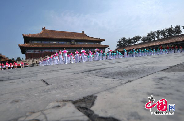 Over 300 people do radio gymnastic exercises at Tai temple square on August 10, 2010 in Beijing, China. Starting Monday, the municipality began broadcasting daily radio music to gymnastic exercises at 10 am and 3 pm, in a fitness campaign for all. [CFP]