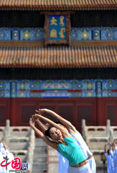 Over 300 people do radio gymnastic exercises at Tai temple square on August 10, 2010 in Beijing, China. Starting Monday, the municipality began broadcasting daily radio music to gymnastic exercises at 10 am and 3 pm, in a fitness campaign for all. [CFP]