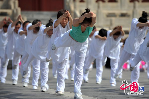 Over 300 people do radio gymnastic exercises at Tai temple square on August 10, 2010 in Beijing, China. Starting Monday, the municipality began broadcasting daily radio music to gymnastic exercises at 10 am and 3 pm, in a fitness campaign for all. [CFP]